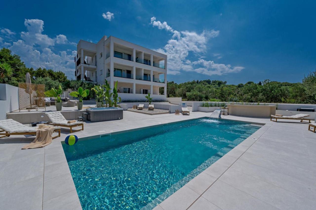 Luxury Villa Del Sogno With Pool, Jacuzzi, Parking Okrug Gornji Kültér fotó